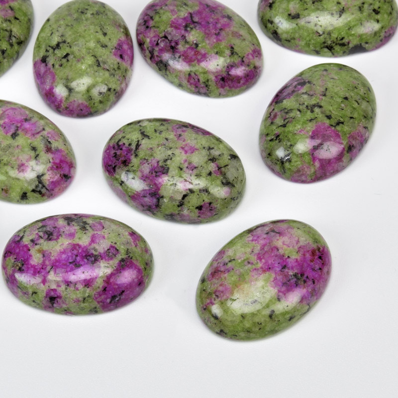 Кабошон нат. камінь Рубін в цоізиті, Овал, 25х18 мм (KAB-012688)