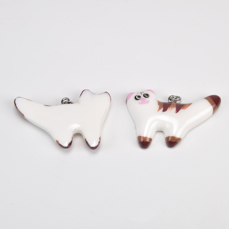 Подвеска Котик из полимерной глины, 40х27 мм, Бело-коричневый (POD-059380)