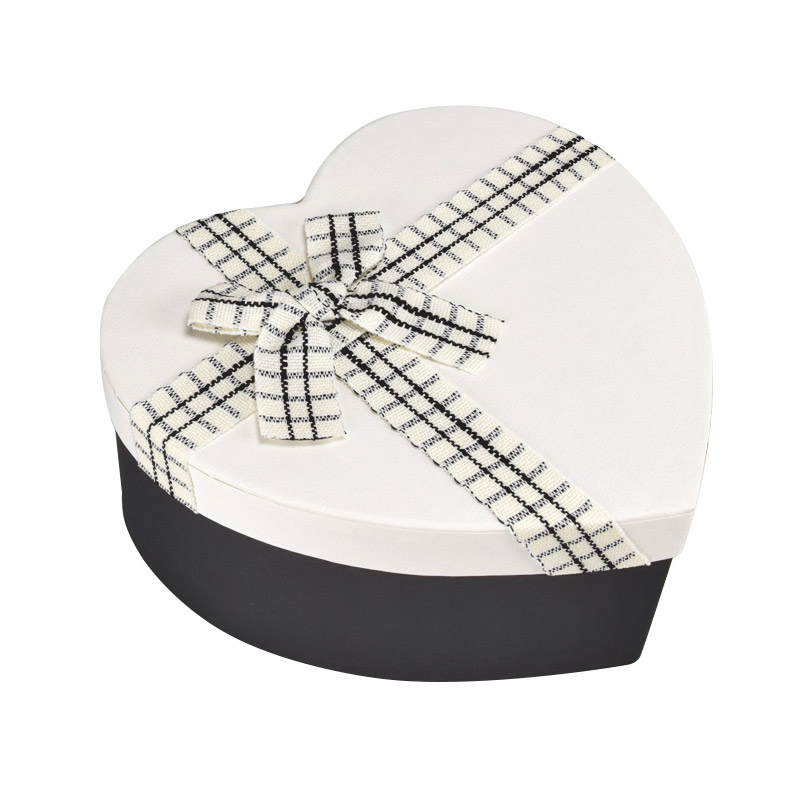 Подарункова коробка Серце, 21,5х19,5х9 см, Чорно-біла (UPK-060632)