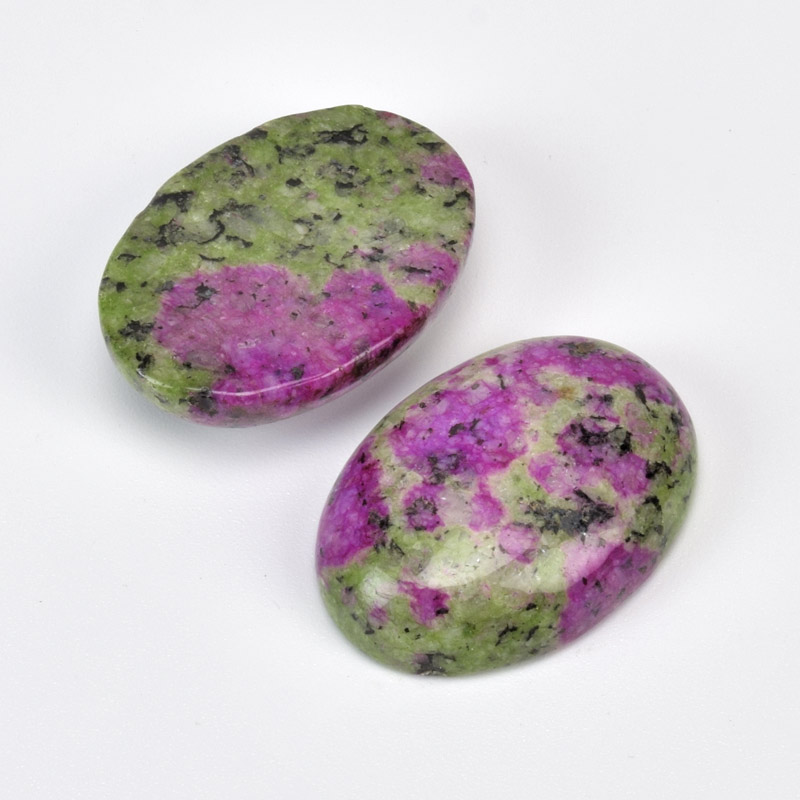 Кабошон нат. камінь Рубін в цоізиті, Овал, 25х18 мм (KAB-012688)