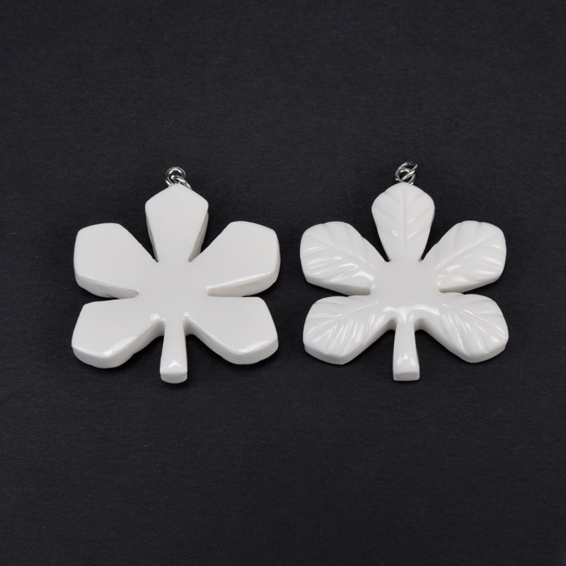 Підвіска Лист каштана з полімерної глини, 33х29 мм, Білий (POD-059369)