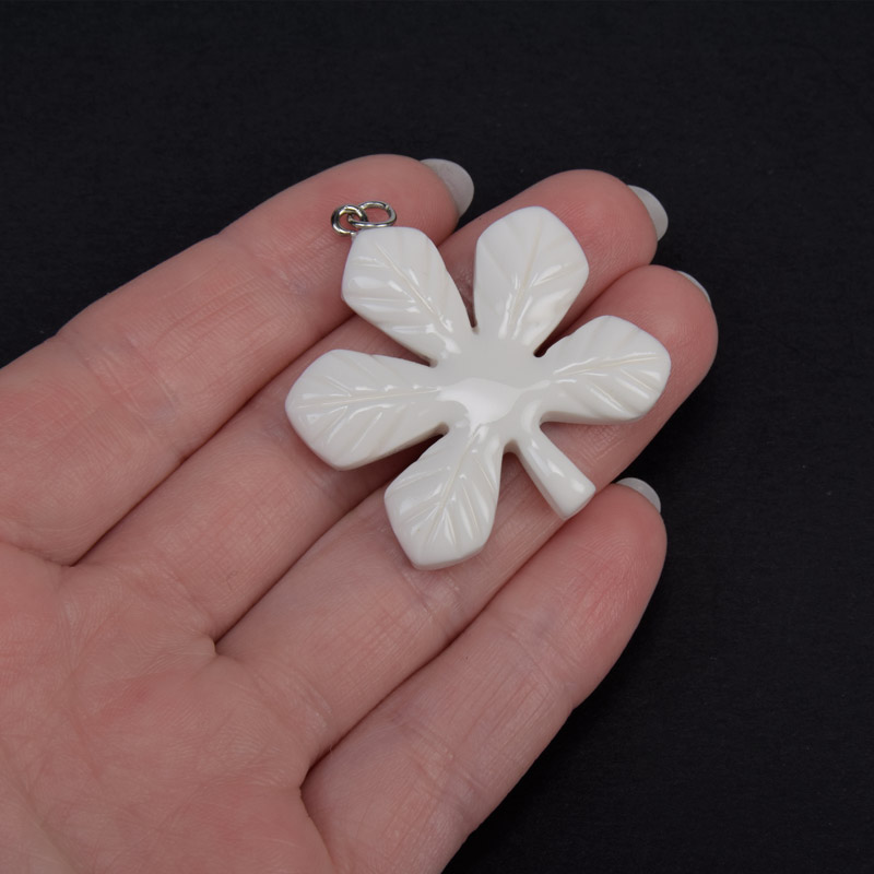 Підвіска Лист каштана з полімерної глини, 33х29 мм, Білий (POD-059369)