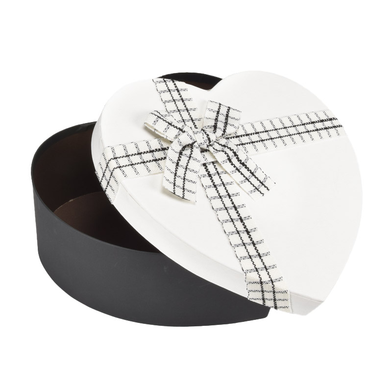 Подарочная коробка Сердце, 21,5х19,5х9 см, Черно-белая (UPK-060632)