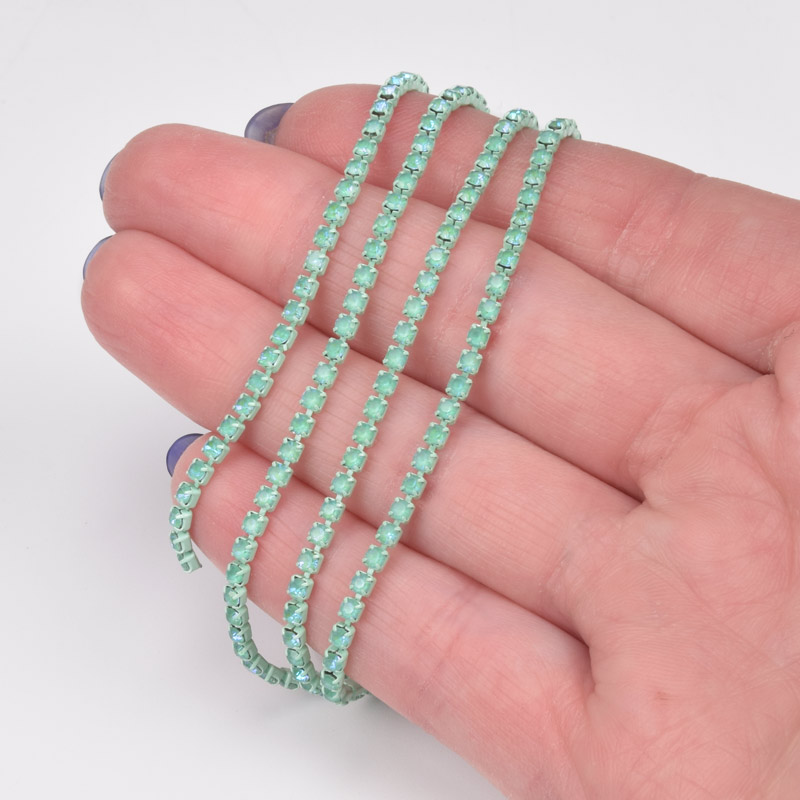 Стразовий ланцюг SS6 - 2,0 мм, М'ятний, Стрази скляні салатові опал (ZEP-061039)