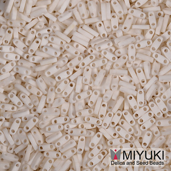 Бісер японський Miyuki QUARTER TILA №2021, 5х1,2 мм, Кремовий матовий (BIS-053277)